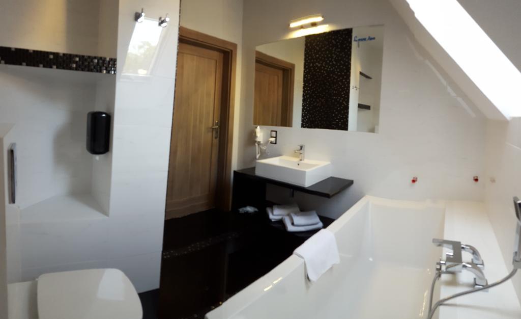 Laura Spa Lagow  Phòng bức ảnh